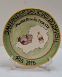 Prato em cerâmica da Coleção Boa Lembrança, Santander Delicias do Brasil, Jantar Região Sudeste - Rio 2018. Med. 26 cm diâmetro.