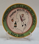 Prato em cerâmica da Coleção Boa Lembrança, Santander Delicias do Brasil, Jantar Região Sul - Rio 2018. Med. 26 cm diâmetro.