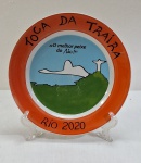 Prato em cerâmica da Coleção Boa Lembrança, Toca da Traíra " O melhor peixe do Rio", Rio 2020. Marcado Vitorino Germer. Med. 26 cm diâmetro.