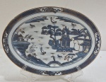 Travessa de porcelana chinesa oval. decorada com paisagens fluviais, pagodes, barcos e pontes em tons azul e rica douração, estilo " Blue and White" padrão Macau. Marcada na base. Med. 26 x 18 cm.