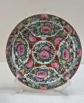 Elegante prato de porcelana chinesa, padrão Mandarim tipo " Rose Medallion", selado no fundo. Med. 26,5 cm.