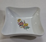 Travessa - saladeira , em porcelana refratária quadrangular, pontas arredondadas na cor branca , decorada ao centro com florais. Med. 7 x 25 x 25 cm.