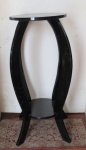 Antiga Coluna Alta de dois estágios, para plantas, vasos, esculturas ou santos. Executada em madeira no tom preto, pés quadripóides moldados. Med. 81 cm alt x 48 cm diâmetro.