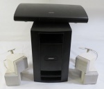 BOSE- Conjunto Home Theater composto: Subwoofer Bose PS 28 Series III Powered Speaker System módulo Acoustimass ( 33 x 21 x 55 cm), Console de controle Bose Lifestyle AV35, para sistema home theater Lifesty LE ( 7 x 42 x 24 cm),  Caixas de som de 2 alto-falantes Bose duplo cubo duplo da bose acoustimass série II double  cubos satélite com suporte na cor branca ( 17 x 8 x 15 cm cada. Acompanha alguns cabos para conexão. Conjunto ideal para home theater residencial ou espaços comerciais que buscam alta qualidade sonora. NÃO ENVIAMOS PELOS CORREIOS.