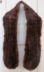 Elegante estola de pele natural em tons de marrom, etiqueta GRENOBLE. Forro em cetim.Med. 195 x 28 cm.