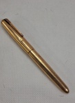 PARKER- uma (1) antiga caneta tinteiro, corpo e tampa, folheada à ouro  14 K Gold Filled. Gravada H. Jacob. usada com pequena mossa, não testada e sem garantia, vide foto. Med. 14 cm comprimento