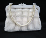 Antiga bolsa toilete dos anos 60, produzida em malha de contas plástica na cor branca. Med. 17 x 21 x 8 cm.