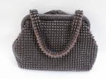 Antiga bolsa toilete dos anos 60, produzida em malha de contas plástica na cor marrom. Med. 17 x 21 x 8 cm.