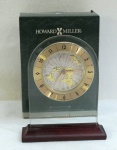Relógio de mesa Mundial ( World Time Clock), modelo World Time Arch, marca Howars Miller, a quartzo, mostrador com mapa global de fuso horário. Funcionando, na caixa original.