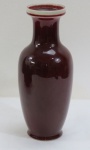 Vaso em porcelana chinesa, acabamento esmaltado dito " Sangue de Boi ". Selado na base. Med. 32 x 13 cm.