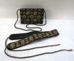 ZARDOZI- Bolsa/Carteira Vintage e cinto preto de veludo com bordado Zardozi para toilete, fio metálico dourado e contas de Ágata - Década de 1980. Med. bolsa 13 x 19 x 5 cm, cinto  130 cm.