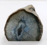 ÁGATA AZUL - Pedra natural de geodo, lapidada, drusa de cristal e linhas concêntricas. Simbolo esotérico de harmonia. Med. 12 x 14 x 10 cm. Peso 2.580,00 kg.