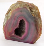 Geodo de  ágata rosa formando gruta, interior revestido em cristal. Med. 12 x 13 x 6 cm, peso 1220 kg.