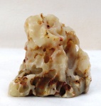 Drusa espécie rara de ágata natural, pedra dura do deserto de Gobbi em tom bege claro com bolhas. Med. 16 x 17 x 17 cm. Peso 2.400 kg.