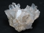 Drusa de cristal de quartzo transparente, pedra da purificação e cura. Med. 6 x 10 x 7 cm, peso 380 kg.