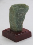 Pedra quartzo verde, também conhecida  como aventurina, base em madeira quadrangular. Pedra da cura. Medida total 11 cm alt.
