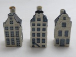 Colecionismo - BLUE DELFTS - KLM BOLS ROYAL DISTILLERIES (Amsterdam 1575) - Delicado conjunto holandês, constando três miniaturas de garrafas, representando Casas, anos 50, confeccionadas em porcelana nas cores branco e azul. maior 9,5 cm, menor 8,5 cm. OBS: a maior tem um furo no fundo ( quebrado) ver foto extras.