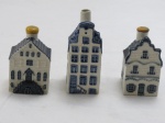Colecionismo - BLUE DELFTS - KLM BOLS ROYAL DISTILLERIES (Amsterdam 1575) - Delicado conjunto holandês, constando três miniaturas de garrafas, representando Casas, anos 50, confeccionadas em porcelana nas cores branco e azul. maior 9,5 cm, menor 7 cm. Obs: Duas menores lacradas com conteúdo.