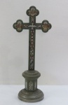 ITALIA- Cruz de altar estilo Grand Tour, séc. XIX, em metal micromosaicos, pedestal em policromia com dedicatória ao Padre Solano Dantas e Alfredo Vasconcelos, Roma 23/04/1916. Med. 45 cm alt