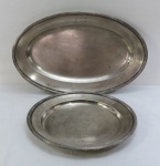 VINTAGE FRACALANZA- Duas bandejas de Bodas de Prata datada de 1916/1941 em metal espessurado à prata de manufatura FRACALANZA modelo dito FITAS CRUZADAS, necessita polimento. Med: oval 50 x 31 cm, redonda 36 cm diâmetro.