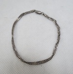 Uma pulseira em prata. Peso 3,8 gramas. Med. 21 cm comprimento aberta.