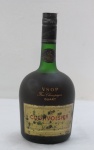 Courvoisier V.S.O.P  Fine Champagne  Quart France " The Brandy off Napoleon", 945 ml, anos 80. lacrado. Não garantimos a integridade do produto.