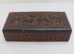 Caixa de madeira laqueada, decorada com felinos e aves, nos tons vermelha e preta. Med. 7 x 27 x 14 cm.