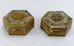 Duas (02) caixas indianas sextavadas em madeira com marchetaria, revestida com aplicações de madrepérola, tampa com movimento basculante. Interior em cetim. Med: 5 x 11,5 cm diâmetro.