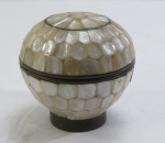 Caixa porta jóias indiana ovalada em metal, revestido com mosaico em madrepérola. Med. 9 x 9 cm diâmetro.