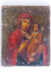 ARTE SACRA. Um (01) icone russo, pintura sobre madeira, representando Virgem de kazan ( Virgem segurando o menino Jesus) Séc XIX. Pequeno desgaste na pintura. Um dos símbolos mais adorados dos russos, ela é considerada a santa padroeira da Rússia.  Med. 18 x 14 cm.