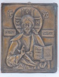 ARTE SACRA. Icone Russo Séx XX, tempera técnica colado sobre madeira, representando Jesus Cristo Pantocrator, em placa de cobre em alto relevo. Med. 12,5 x 10 cm.