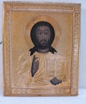 ARTE SACRA. Icone Russo Séx XX, pintura sobre madeira, representando Cristo Pantocrator, em placa de metal dourado em alto relevo. Med. 13,5 x 11 cm.