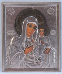 ARTE SACRA. Icone Russo Séx XX, têmpera técnica colada sobre madeira, representando Nossa Senhora com Menino Jesus, em placa de metal dourado em alto relevo. Med. 13,5 x 11 cm.