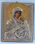 ARTE SACRA. Icone Russo , representando Nossa Senhora e Menino sobre madeira em placa de metal dourado em alto relevo. Med. 15 x 12 cm.