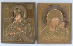 ARTE SACRA. Pandant de  Icone Russo , têmpera de técnica colado sobre madeira representando Nossa Senhora e Menino revestida com metal dourado em alto relevo. Med. 13,5 x 11 cm. Pequeno desgaste.