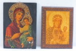 Dois (02) icones russos em têmpera sobre madeira, representando Maria e Menino Jesus com aureola em metal dourado e Nossa Senhora de Czestochowa sobre madeira com base entalhada. Medidas 25 x 18 cm, 23 x 18 cm.