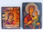 Dois (02) icones russos em têmpera sobre madeira representando Nossa Senhora e Menino  com aureola em metal dourado e Nossa Senhora de kazan , cercada por painéis que ilustram cenas bíblicas com rico acabamento em relevo dourado. Medidas 25 x 18 cm, 21 x 18 cm.