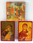 Três (03) icones russos em têmpera sobre madeira representando Nossa Senhora e Menino Jesus e Cenas da Paixão de Cristo. Medidas 14 x 10 cm, 12,5 x 12,5 cm.