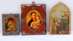 Três (03) ícones russos  representando São Francisco, Santo Antonio sobre madeira entalhada e Nossa Senhora e Menino com aplicação de metal cinzelado e policromado. Medidas 15 x 10 cm, 14 x 11 cm, 10 x 8 cm.