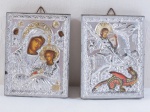 Dois (02) icones russos sobre madeira com aplicação de metal prateado, representando São Jorge com Dragão e Madona com Menino. Med: 10 x 7,5 cm.
