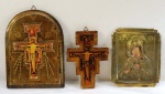 ARTE SACRA-Três (03) ícones russos representando duas Cruzes de São Damiano sobre madeira entalhada e uma Nossa Senhora com menino, têmpera revestida com placa de metal dourado. Obs:  Nossa Senhora no estado. Medidas 20 x 15 cm, 14,5 x 10,5 cm, 13 x 11 cm.