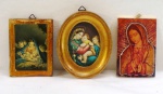 ARTE SACRA- Três (03) quadrinhos  representando de Nossa Senhora com Menino. Medidas um oval 10,5 x 8,5 cm, dois retangulares 9 x 6,5 cm.