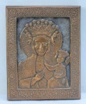 ARTE SACRA- Um ícone russo em placa de cobre retratando Nossa Senhora de Czestochowa em alto relevo sobre madeira. Med. 23 x 18 cm.