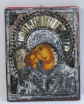 ARTE SACRA- Icone Russo sobre placa de madeira representando Nossa Senhora revestido em metal prateado em alto relevo. Pequeno desgaste na prateação.Med. 20 x 15 cm.