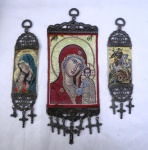 Trio de tapeçaria religiosa de parede com icones da Virgem Maria e o Menino Jesus e São Jorge com o Dragão. Molduras em metal. Medidas 26 x 10, 20 x 5 cm.