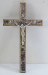 ARTE SACRA ISRAEL- Crucifixo de parede em madeira de oliveira, incrustado com madrepérola, cristo em metal. Med. 25 cm altura. Marcado.