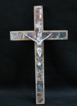 ARTE SACRA ISRAEL- Crucifixo de parede em madeira de oliveira, incrustado com madrepérola, cristo em metal. Med. 25 cm altura. Marcado.
