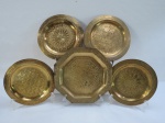 MARROCOS- CInco (05) pratos decorativos de parede em metal dourado, ricamente cinzelado. Med. quatro redondos 20 cm diâmetro, Um octagonal 24 cm diâmetro.
