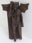 Escultura em madeira entalhada representando Figura Alada no estilo gótico ( Lucifér-Cárgula). Med. 18 cm altura.