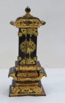 Antigo altar japonês memorial budista Butsudan  , entalhado e esculpido em madeira preta laqueada com ricos detalhes em dourado. Dobradiças e fechaduras em metal, contendo tábua memorial em seu interior, conhecido como "Kai D Lhai" Med. 22 x 10 x 6 cm.